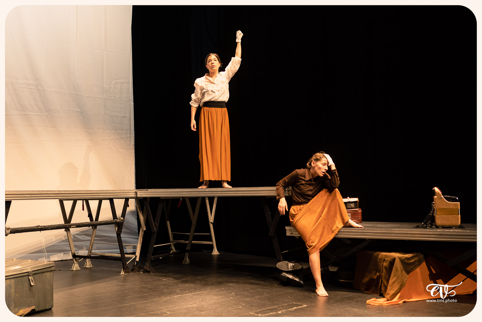 LA MESNIE H. - UN JOUR D'ÉTÉ